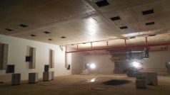 Na nenápadném staveništi v Dolních Břežanech se v podzemí budují obrovské betonové haly pro nejvýkonnější laser světa
