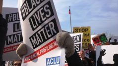 Ve Washingtonu protestují proti policejní brutalitě tisíce lidí