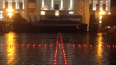 Kříž ze svíček před budovou opery v Temešváru