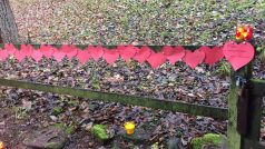 Děti přinesly k chalupě Václava Havla na Hrádečku červená srdíčka