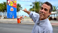 Marketingový ředitel městské společnosti Riotur Paulo Villela ukazuje na jeden ze silvestrovských poutačů na pláži Copacabana