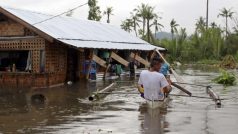 Tropická bouře Seniang. Filipínci se snaží na loďkách dostat ke svým obydlím