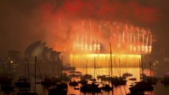 Velkolepý ohňostroj rozzářil o silvestrovské půlnoci přístav v Sydney