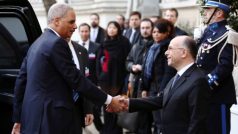 Do Paříže se sjíždějí světoví státníci: generálního prokurátora USA Erica Holdera vítá francouzský ministr vnitra Bernard Cazeneuve