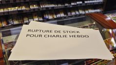 Charlie Hebdo není, hlásí nápis v pařížské trafice