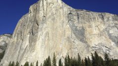 Američtí horolezci Tommy Caldwell a Kevin Jorgeson vylezli na prakticky hladkou skalní stěnu El Capitan