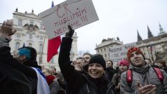 Před Hradem protestuje proti islámu v ČR asi šest stovek lidí