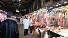 Na trhu v Aténách je k sehnání levně všechno. Ovoce a zelenina, ryby i maso