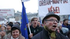 Demonstrace proti vládě Viktora Orbána před parlamentem v Budapešti