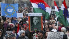 Demonstrace proti vládě Viktora Orbána před parlamentem v Budapešti
