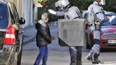 Policisté v Marseille evakuovali kvůli přestřelce gangů školy v okolí