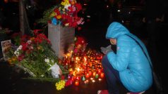 Statisíce Ukrajinců si na náměstích připomněly oběti střelby na kyjevském Majdanu loni v únoru