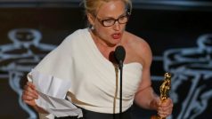 Nejlepší herečkou ve vedlejší roli je Patricia Arquette z filmu Chlapectví