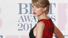Taylor Swift získala na Brit Awards 2015 ocenění nejlepší zahraniční zpěvačka