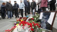 Ruského opozičního politika Borise Němcova zastřelil v noci neznámý útočník z jedoucího auta v centru Moskvy. Lidé už od nočních hodin nosí na most květiny a svíčky