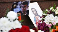 Fotografie Borise Němcova a ikona na místě vraždy opozičního politika