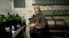 Pan Voloďa Kuzínský žije v Čechohradu celý život. Ve volném čase vyrábí domácí víno nebo staví synovi barák