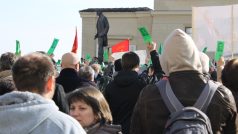 Mítink na Hradčanském náměstí v Praze. Příznivci Miloše Zemana třímali zelené karty s jeho portrétem