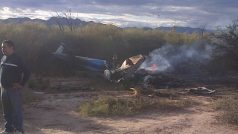 Muž stojí u místa havárie dvou vrtulníků poblíž Villa Castelli v provincii La Rioja
