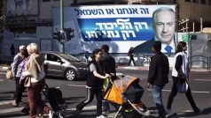 Lidé ve městě Ramat Gan procházejí kolem volebních billboardů strany Likud premiéra Benjamina Netanjahua