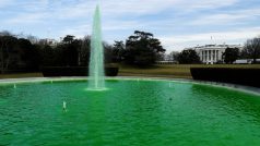 Voda ve fontáně před Bílým domem se zbarvila do zelena
