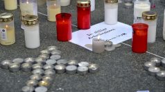 Svíčky před německým gymnáziem, jehož 16 studentů a dvě učitelky mělo být palubě zříceného airbusu