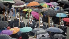 Papežovu mši sledují ve Vatikánu přes déšť desetitisíce lidí