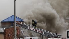 Lidé zakládají požáry. Hoří domy, auta i obchody