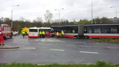 V Modřanech se srazil autobus s tramvají