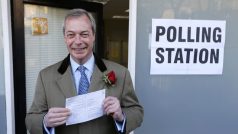 Šéf UKIP Nigel Farag vychází z volební místnosti, UKIP (Strana za nezávislost Velké Británie) je podle průzkumů třetí nejsilnější stranou v Británii