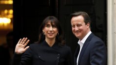 Britský premiér a šéf konzervativců David Cameron se svou ženou Samathou v Downing Street 10