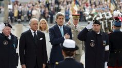 Americký ministr zahraničí John Kerry (uprostřed) při slavnostním ceremoniálu