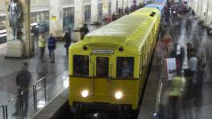 Historický vlak metra ze sovětské éry ve stanici Partyzánská