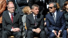 Terezínské tryzny se zúčastnili také premiér Bohuslav Sobotka z ČSSD, ministr financí Andrej Babiš z hnutí ANO a ministr zahraničí Martin Stropnický z hnutí ANO