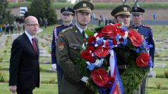 Premiér Bohuslav Sobotka položil v Terezíně květiny