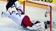 Ruský brankář Sergej Bobrovskij inkasuje gól z hole Kanaďana Girouxe