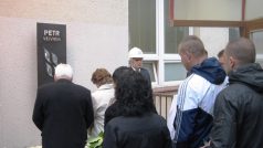 Ve Žďáru odhalili pamětní desku ubodaného studenta Petra Vejvody