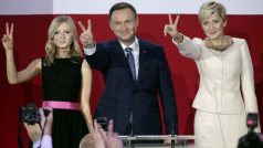Kandidát Práva a spravedlnosti Andrzej Duda oslavuje i s manželkou a dcerou
