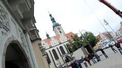 Speciální jeřáb vyzvedl plátno Václava Brožíka Hus před koncilem Kostnickým do budovy bývalé táborské radnice