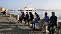 Uprchlíci čekají na vyřízení dokumentů před policejní stanicí na ostrově Kos