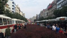 Na Václavském náměstí v Praze se představily historické i moderní autobusy. Dopravní podnik akcí připomněl 90 let od zavedení první pravidelné autobusové linky ve městě
