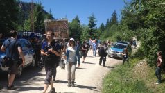 Netradiční obrázky Alp. Demonstranti v přírodě protestují proti G7