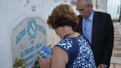 Květiny k hrobu Klementiny Kalašové, která si říkala Clémence i jinými jmény, pokládá velvyslanec Jiří Havlík se ženou
