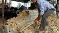 Zemětřesení, která opakovaně zasáhla Nepál, zničila na 25 tisíc školních tříd
