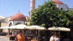 Turisté u bývalé mešity na řeckém ostrově Kos
