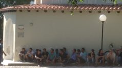 Řecký ostrov Kos. Uprchlíci čekají na doklady před policejní stanicí