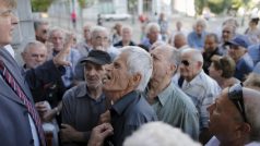 Řečtí důchodci opět stojí fronty před bankami, aby si vyzvedli část penzí