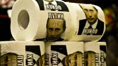 Toaletní papír s Putinovou podobiznou, kterou prodávají na kyjevském Majdanu