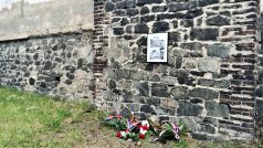 Sociální demokraté umístili v Krásném Březně fotografie připomínající oběti výbuchu muničního skladu v areálu cukrovaru 31. 7. 1945