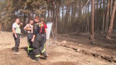 Požární jednotky dohašují les v Chrášťanech na Rakovnicku